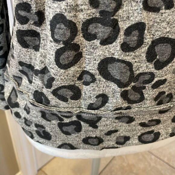 Gibson x Living in Yellow Mary Soft Off the Shoulder Top Gray Leopard - Picture 3 of 6